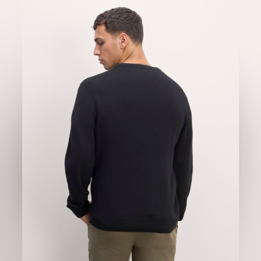 *Flawed* Everlane Men's Black V-Neck Long Sleeve 100% Cashmere Sweater- L - Picture 2 of 14